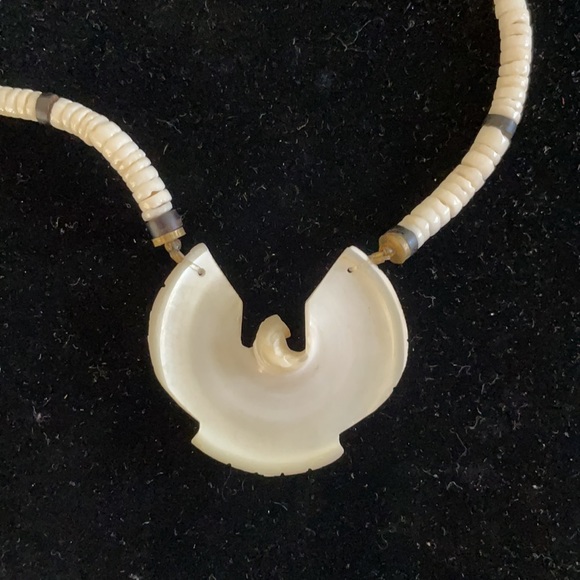 Vintage MOP Carved Pearl Dove Necklace - Picture 4 of 4